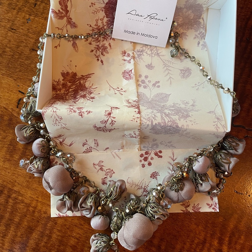 Elegant Floral Necklace with Beaded Details